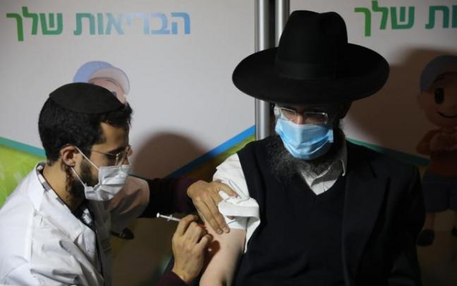 Un judío ultraortodoxo es vacunado en Jerusalén Un judío ultraortodoxo es vacunado en Jerusalén