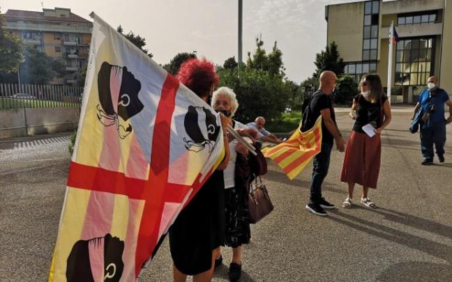 Protestas frente a la corte de Sassari en Cerdeña. Protestas frente a la corte de Sassari en Cerdeña.