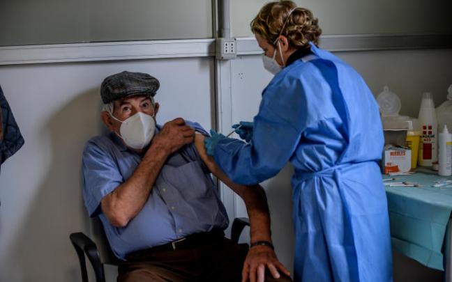 Una persona mayor recibe la vacuna contra el covid en Milán.