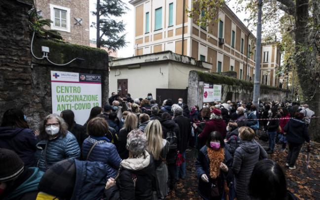 Centro de vacunación en Roma, Italia.