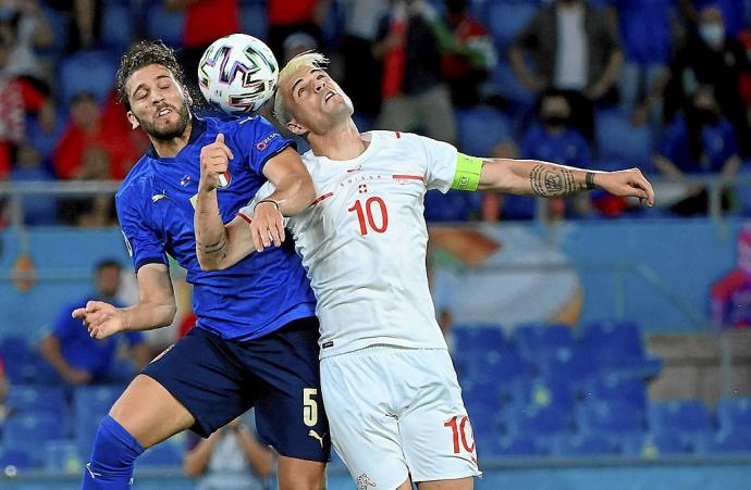 El italiano Manuel Locatelli y el suizo Granit Xhaka. Foto: Efe