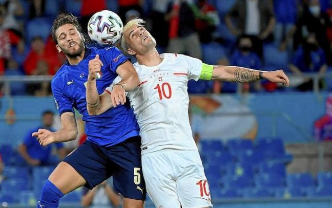 El italiano Manuel Locatelli y el suizo Granit Xhaka. Foto: Efe