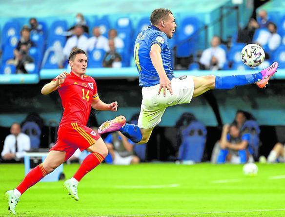 Andrea Belotti controla un balón ante la mirada de Connor Roberts. Foto: Efe