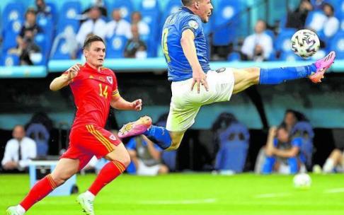 Andrea Belotti controla un balón ante la mirada de Connor Roberts. Foto: Efe