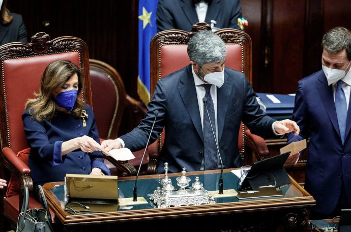 La presidenta del Senado italiano Maria Elisabetta Alberti y el presidente de la Cámara de Diputados Roberto Fico durante un recuento de votos.