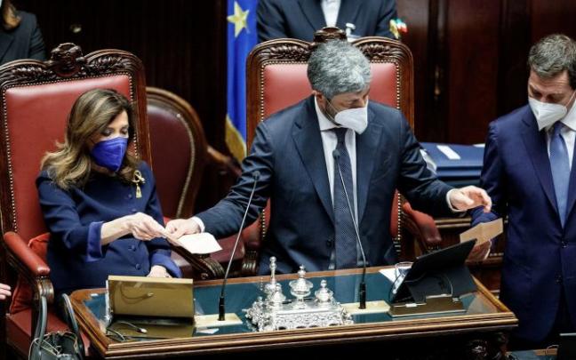 La presidenta del Senado italiano Maria Elisabetta Alberti y el presidente de la Cámara de Diputados Roberto Fico durante un recuento de votos.