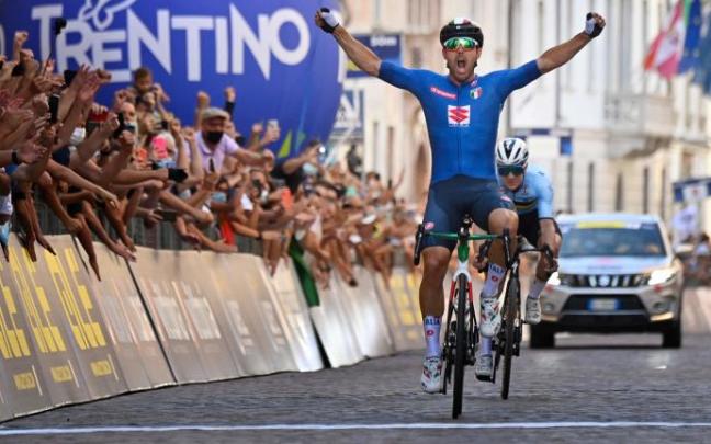 Colbrelli bate a Evenepoel en Trento y se proclama campeón de Europa. Colbrelli bate a Evenepoel en Trento y se proclama campeón de Europa.