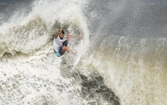 Italo Ferreira, compitiendo en la final.