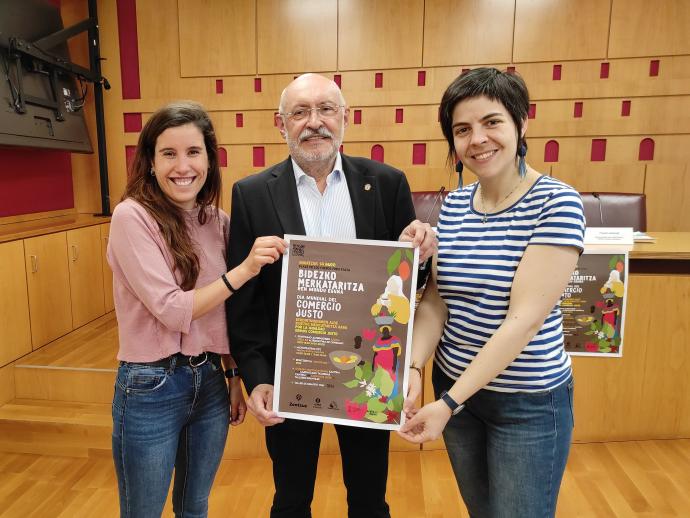 Itxaso Sánchez (medicusmundi Araba), Jon Armentia (edil de Políticas Sociales) y Ainhoa Bilbao (Setem).