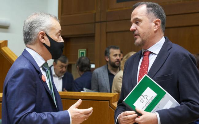 El lehendakari, Iñigo Urkullu, con el presidente del PP de la CAV, Carlos Iturgaiz El lehendakari, Iñigo Urkullu, con el presidente del PP de la CAV, Carlos Iturgaiz