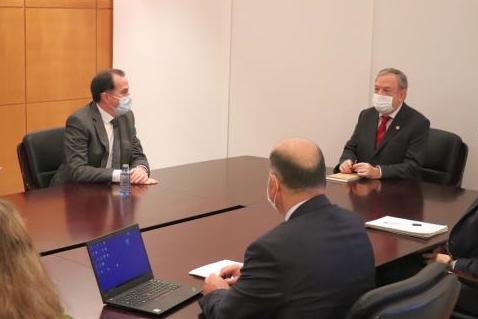 El consejero de Economía y Hacienda, Pedro Azpiazu, y el líder del PP vasco, Carlos Iturgaiz, en un encuentro para negociar los presupuestos