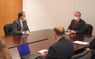 Carlos Iturgaiz durante la negociación con el consejero de Economía y hacienda, Pedro Azpiazu Carlos Iturgaiz durante la negociación con el consejero de Economía y hacienda, Pedro Azpiazu