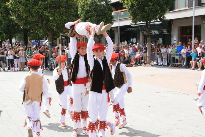 Uno de los alardes en los que ha bailado el grupo.