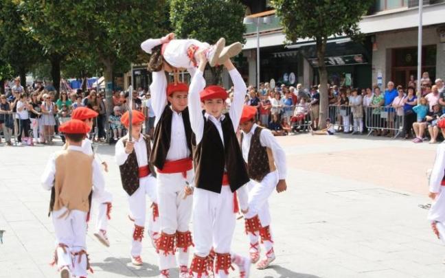 Uno de los alardes en los que ha bailado el grupo.