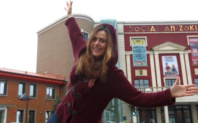Itziar Ituño, en una entrevista concedida a DEIA, frente al Social Antzokia. Itziar Ituño, en una entrevista concedida a DEIA, frente al Social Antzokia.