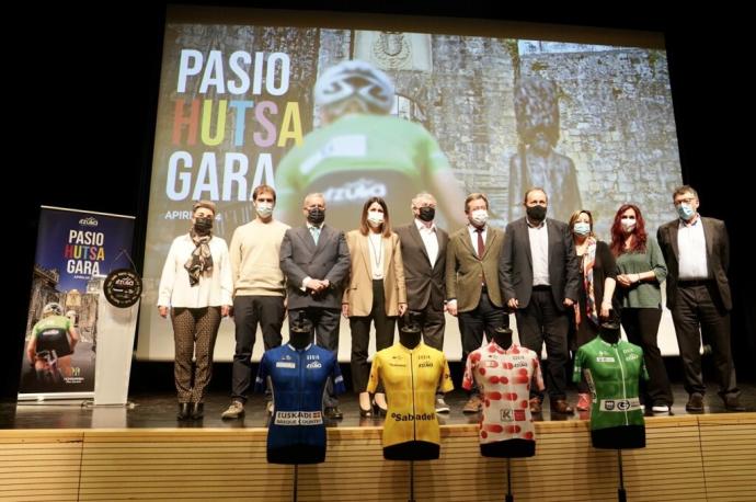 Representantes de la organización y de las instituciones, este jueves en Hondarribia tras el acto de presentación.