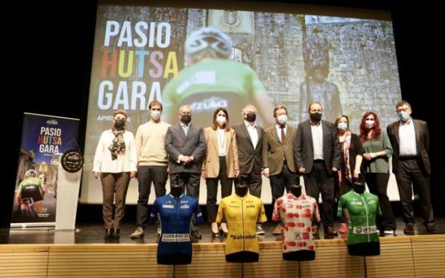 Representantes de la organización y de las instituciones, este jueves en Hondarribia tras el acto de presentación.