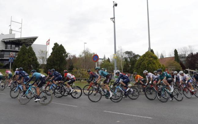 El pelotón sale de Zamudio en la quinta etapa de la Itzulia.