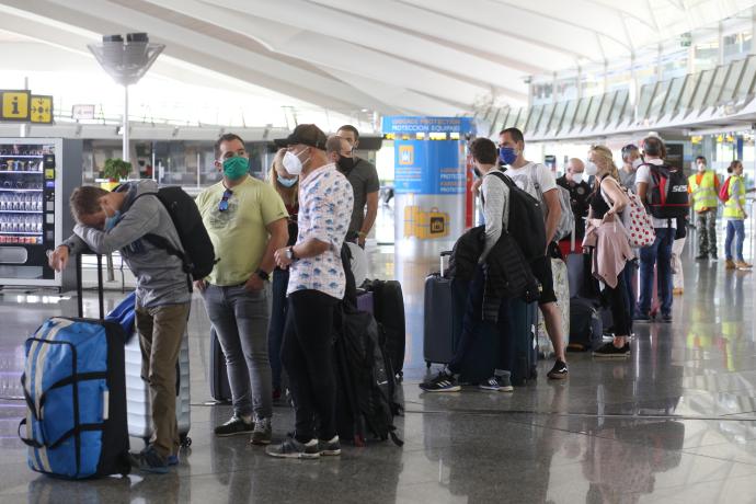 Viajeros en el aeropuerto de Bilbao.