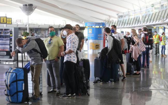 Viajeros en el aeropuerto de Bilbao.