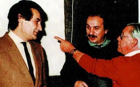 Temporada 1984-85. De izda. a dcha.: Julián Ortiz Gil (presidente), José Manuel Esnal 'Mané' (entrenador) y José Luis Menoyo 'Menotti' (directivo). Foto: Archivo familia Menoyo