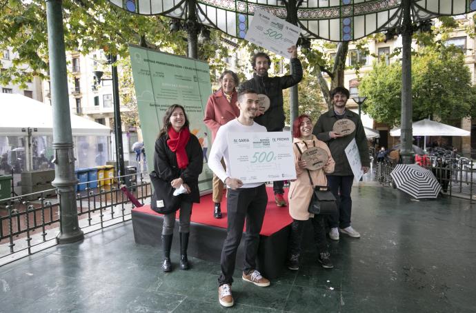 Luis Enrique Mercado y Gemma Bueno, del hotel Lasala Plaza; Iker Izeta, de Elkano 1 Gaztagune; y José Vergaráuregui, del restaurante Kostera, tras recibir los premios.