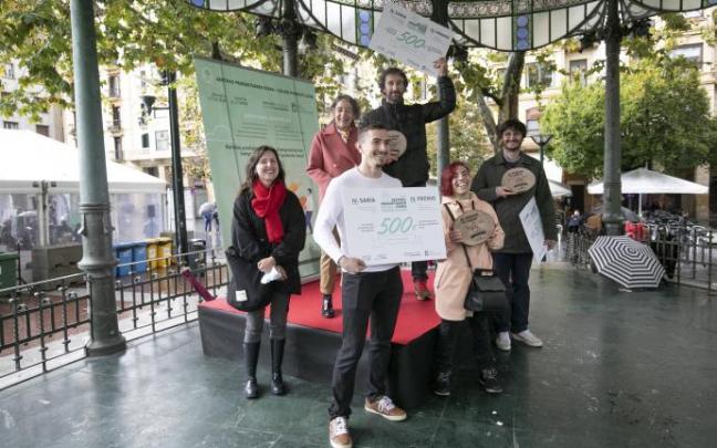 Luis Enrique Mercado y Gemma Bueno, del hotel Lasala Plaza; Iker Izeta, de Elkano 1 Gaztagune; y José Vergaráuregui, del restaurante Kostera, tras recibir los premios.