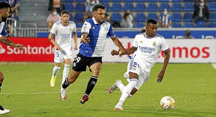 Ivan Martín intenta detener a Rodrygo en el Alavés-Real Madrid de la primera jornada de liga. Foto: Iñigo Foronda