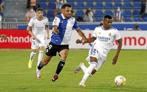 Ivan Martín intenta detener a Rodrygo en el Alavés-Real Madrid de la primera jornada de liga. Foto: Iñigo Foronda