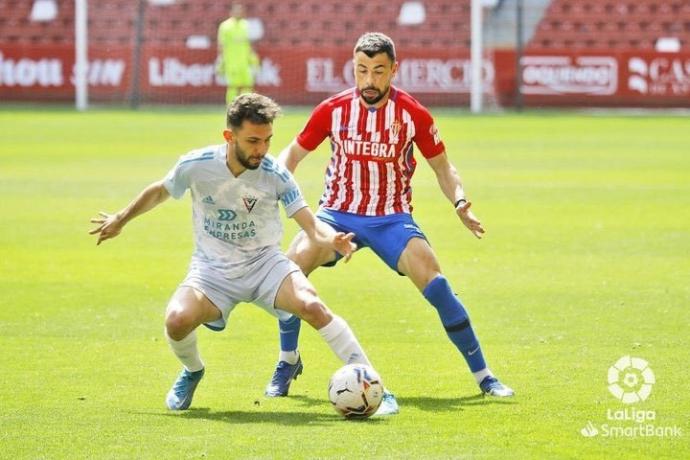 Iván Martín, en primer término, con el Mirandés en un partido ante el Sporting de Gijón