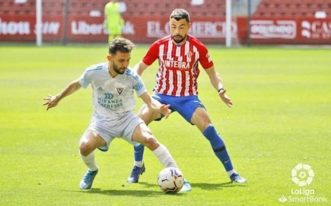 Iván Martín, en primer término, con el Mirandés en un partido ante el Sporting de Gijón