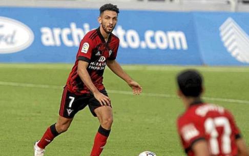 Iván Martín conduce el balón durante un partido con el Mirandés en la temporada 2020-21. Foto: LaLiga
