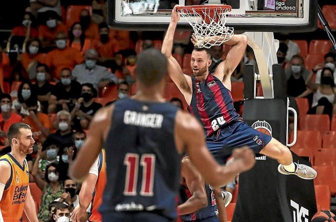 Costello, que jugó más de 20 minutos pese a llegar el martes, logró este 'alley oop' junto a Giedraitis en los compases finales. Fotos: Área 11