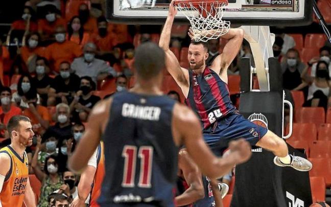 Costello, que jugó más de 20 minutos pese a llegar el martes, logró este 'alley oop' junto a Giedraitis en los compases finales. Fotos: Área 11