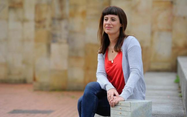 La bilbaina Ixone Azkorra posa con la colección de minerales con la que jugaba de niña.