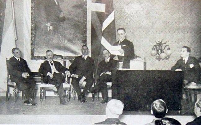 El doctor Alberto Atxika Allende lee su discurso en el centro Laurak Bat en 1921, en el aniversario de la muerte de Sabino Arana.