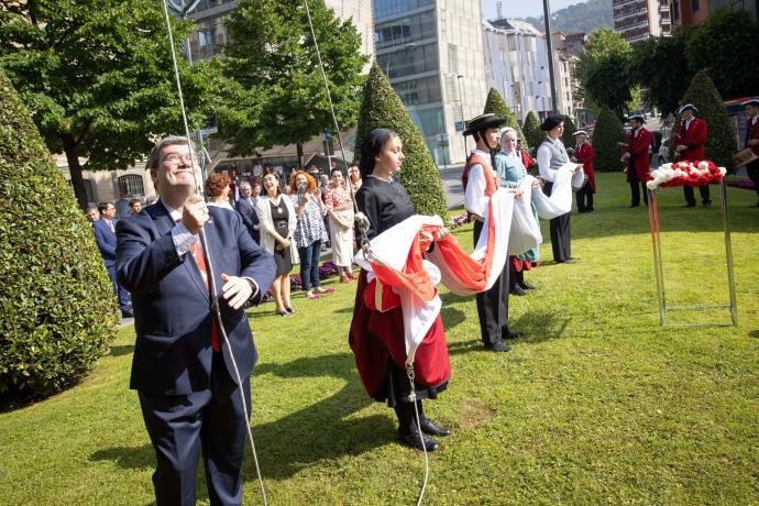 El alcalde Aburto izando la bandera en los jardines de la Plaza Ernesto Erkoreka.