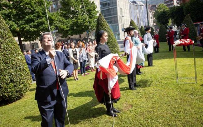 El alcalde Aburto izando la bandera en los jardines de la Plaza Ernesto Erkoreka.