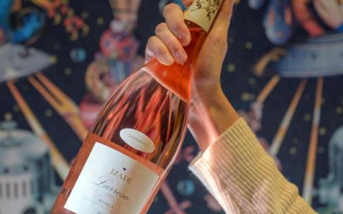 Botella de Izadi Larrosa.