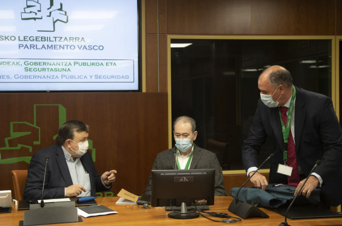 El director de Atención de Emergencias y Meteorología del Gobierno Vasco, Fernando Izaguirre (derecha)