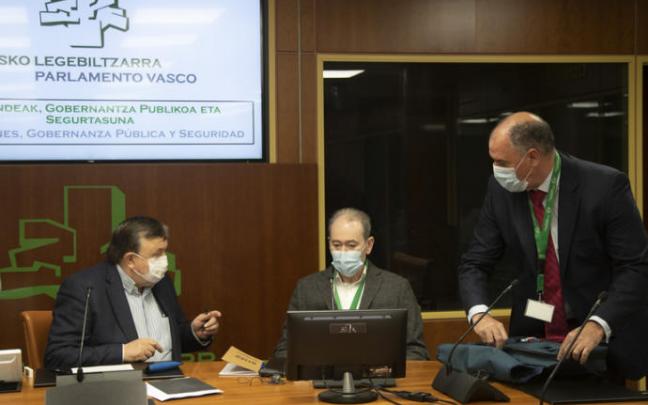 El director de Atención de Emergencias y Meteorología del Gobierno Vasco, Fernando Izaguirre (derecha)