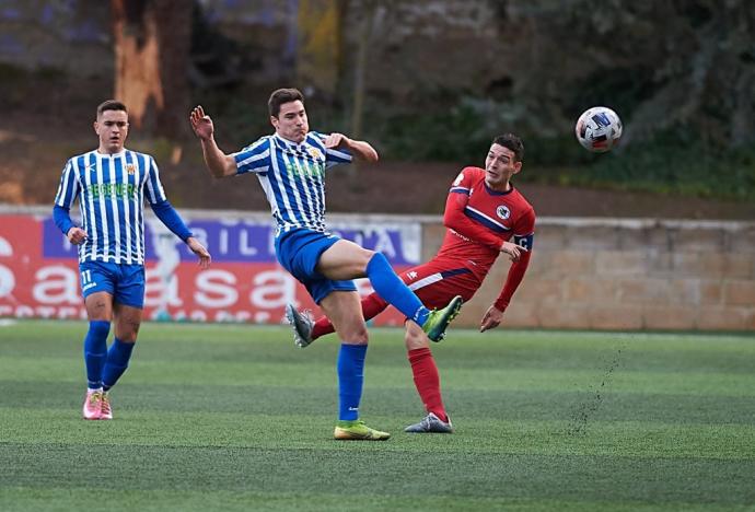 Laborda, del Izarra, y Sebas, de la Mutilvera, pelean un balón en el partido del año pasado en Merkatondoa.