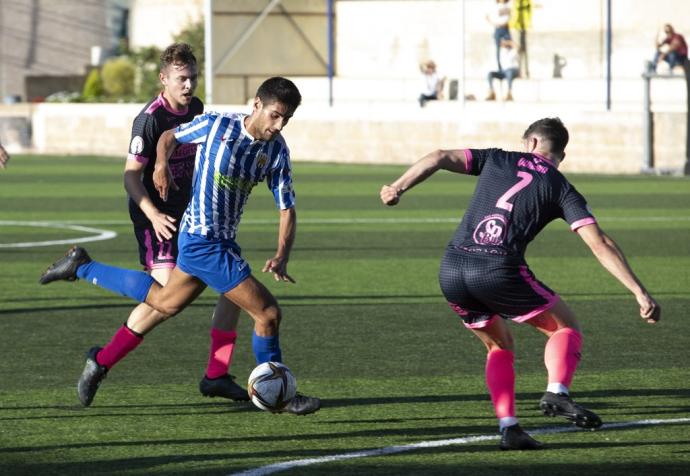 Txintxe avaNza con el balón en el duelo ante el Náxara.