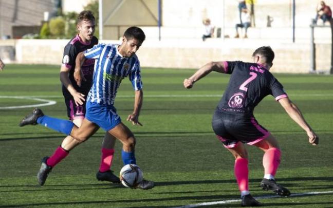 Txintxe avaNza con el balón en el duelo ante el Náxara.