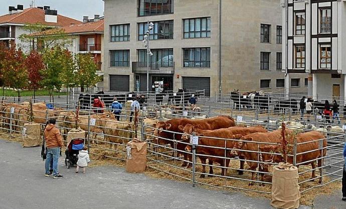 Puestos de la feria ganadera de una pasada edición. Foto: P. J. P.