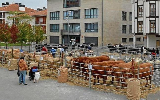 Puestos de la feria ganadera de una pasada edición. Foto: P. J. P.
