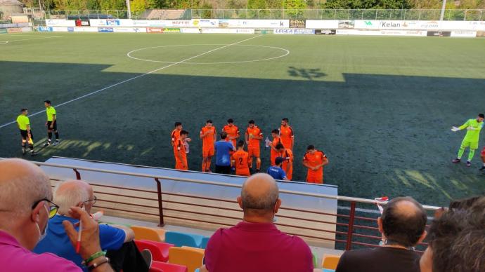 Rodri Fernández de Barrena da instrucciones en una pausa de hidratación.