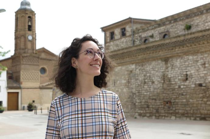 Izaskun Martín Cabrejas con el castillo de Cortes, su localidad natal, a su espalda.