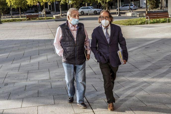 Izco, con su abogado Javier Asiáin, a la llegada al Palacio de Justicia.