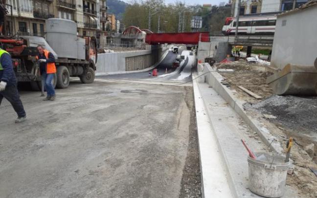 Nuevo vial, que se ha hundido para permitir el paso de vehículos altos bajo las vías.